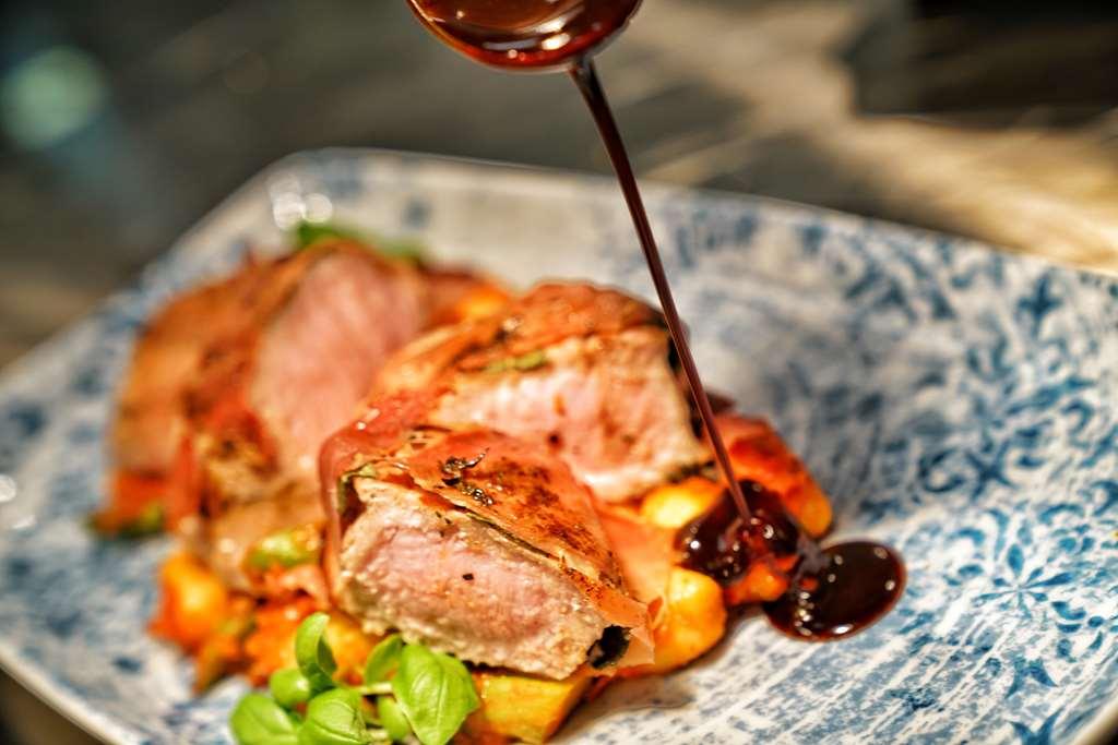 Vila Vita Rosenpark Marburg ภายนอก รูปภาพ A meat dish being drizzled with a sauce
