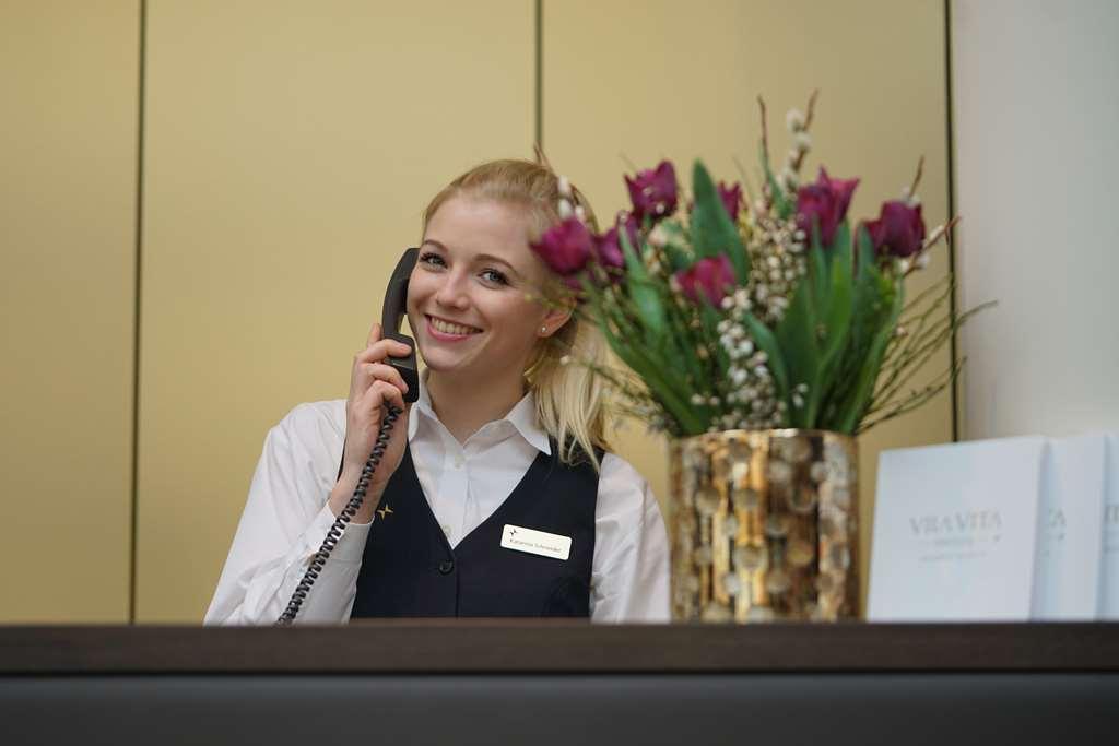 Vila Vita Rosenpark Marburg ภายใน รูปภาพ A receptionist at the front desk of a hotel