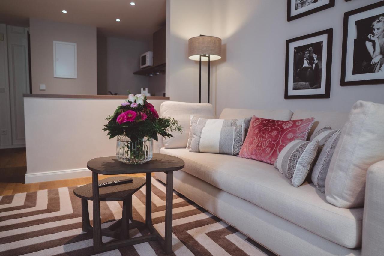 Vila Vita Rosenpark Marburg ภายนอก รูปภาพ A living room in a serviced apartment in London