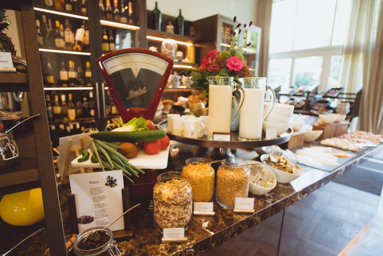 Vila Vita Rosenpark Marburg ภายนอก รูปภาพ A display of various types of honey at a hotel in London