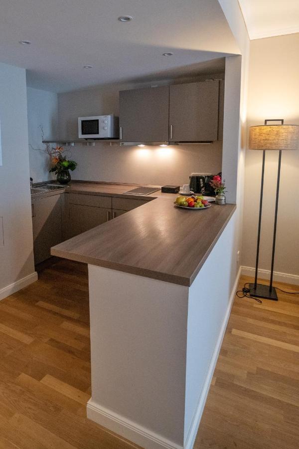 Vila Vita Rosenpark Marburg ภายนอก รูปภาพ A small kitchen with a peninsula