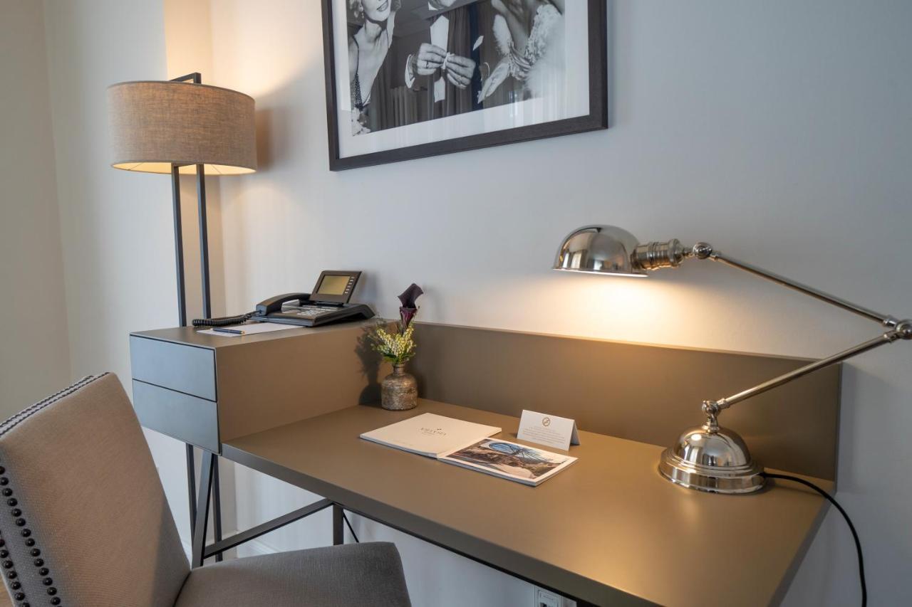 Vila Vita Rosenpark Marburg ภายนอก รูปภาพ A desk with a lamp