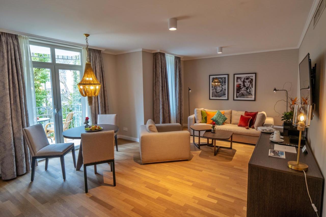 Vila Vita Rosenpark Marburg ภายนอก รูปภาพ A living room in a modern apartment
