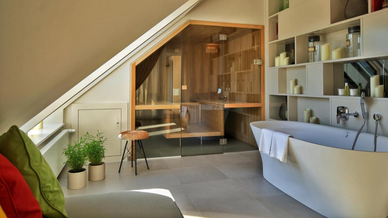 Vila Vita Rosenpark Marburg ภายนอก รูปภาพ A modern bathroom with a shower and a bathtub