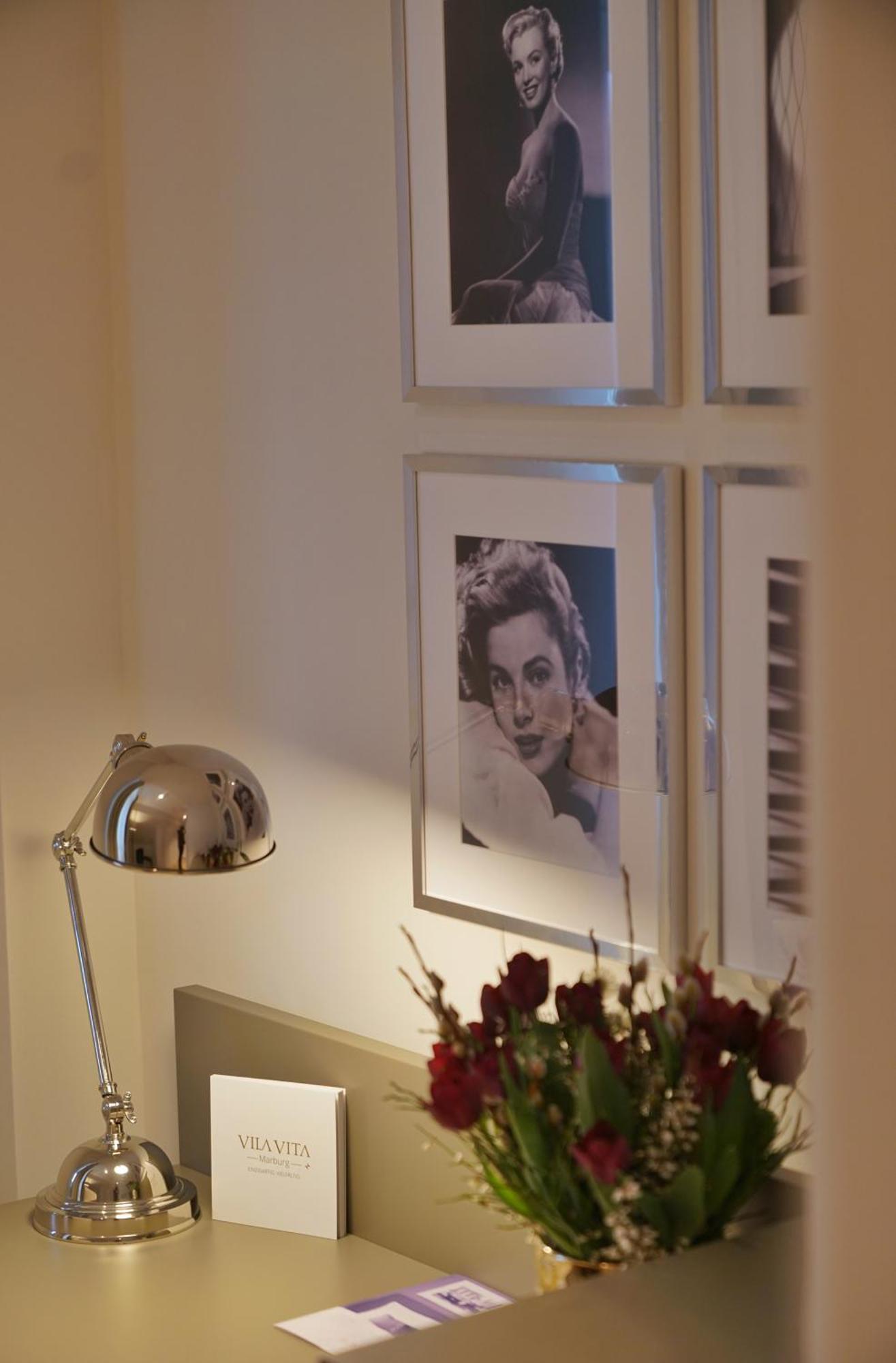 Vila Vita Rosenpark Marburg ห้อง รูปภาพ A photograph of Audrey Hepburn by Allan Allan Warren