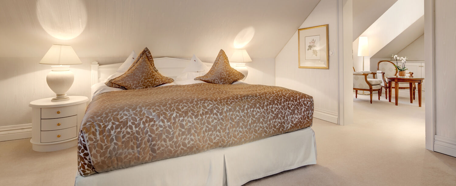 Vila Vita Rosenpark Marburg ภายนอก รูปภาพ A bed with a bed skirt